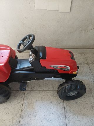 Tractor y remolque de pedales infantil.
