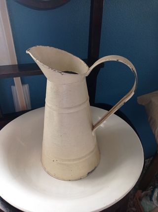 Lavabo antiguo de madera con espejo