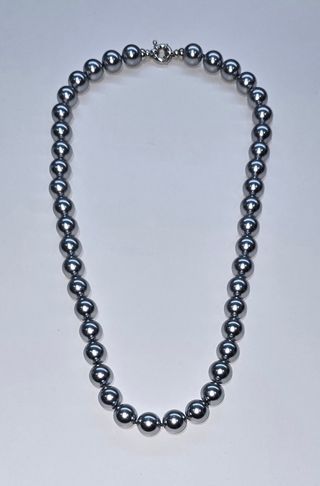 Collar de perlas grises con cierre de plata.