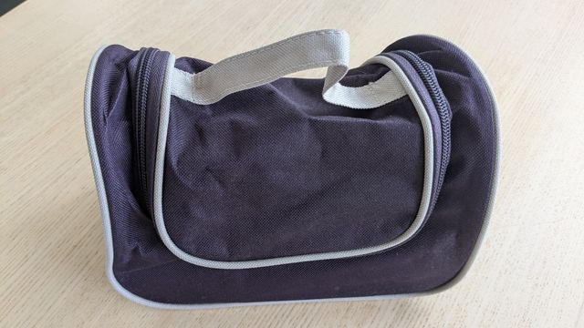 Neceser de baño morado y negro