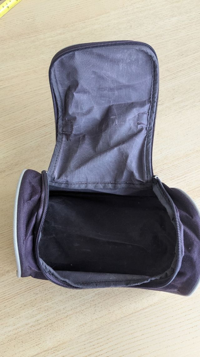 Neceser de baño morado y negro