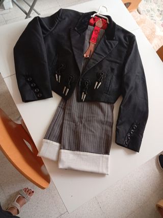 Traje corto chaqueta y pantalón