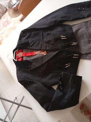 Traje corto chaqueta y pantalón
