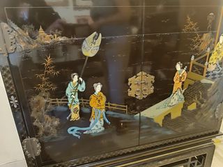 Mueble Chino Negro con imágenes en relieve