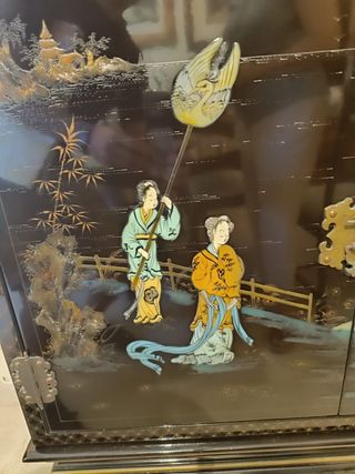 Mueble Chino Negro con imágenes en relieve