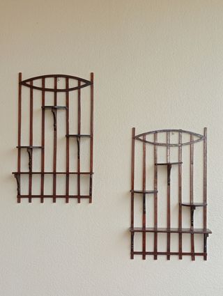 Repisas antiguas de pared de madera