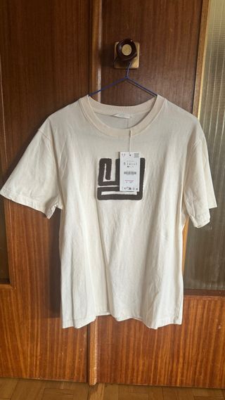 Camiseta Zara Beige con Logo Texturizado