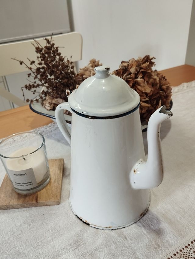 Cafetera antigua blanca esmaltada