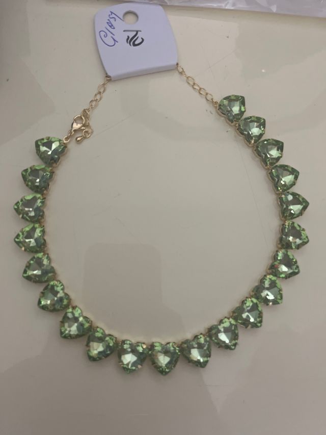 Collana con pietre verdi a forma di cuore