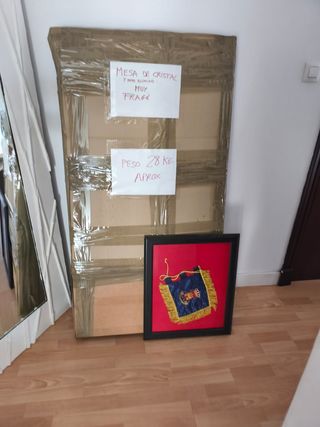 Mesa de cristal y metal plateado