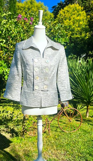 Preciosa chaqueta corta rayas  gris y blanca