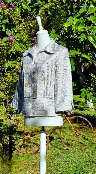 Preciosa chaqueta corta rayas  gris y blanca