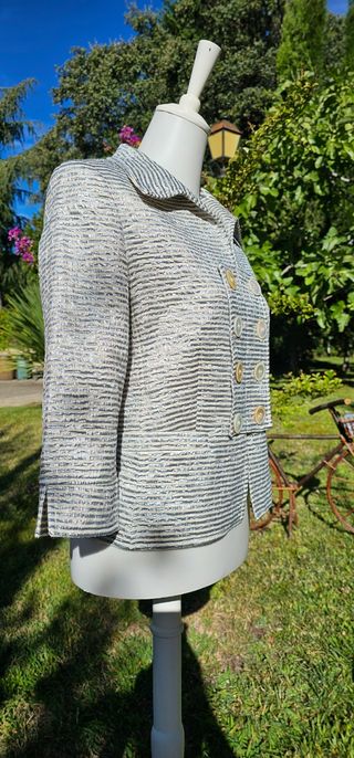 Preciosa chaqueta corta rayas  gris y blanca