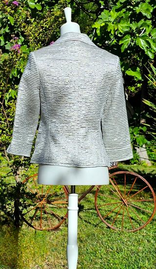 Preciosa chaqueta corta rayas  gris y blanca