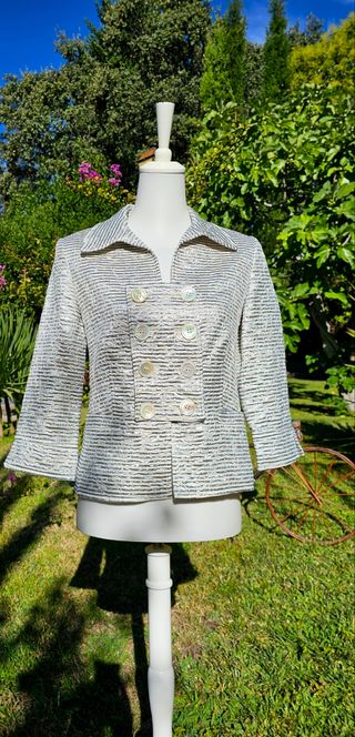 Preciosa chaqueta corta rayas  gris y blanca