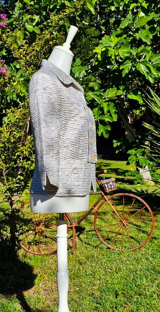 Preciosa chaqueta corta rayas  gris y blanca