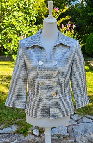 Preciosa chaqueta corta rayas  gris y blanca