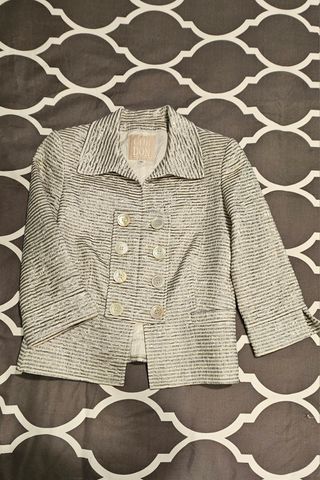 Preciosa chaqueta corta rayas  gris y blanca