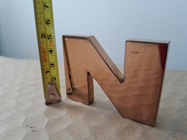 Lettera N metallo dorato