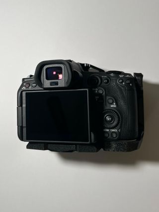 Canon EOS R5C + SmallRig Cage + Empuñadura