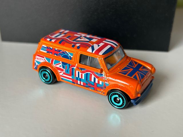 Hot Wheels '67 Austin Mini Van Naranja