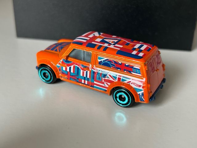 Hot Wheels '67 Austin Mini Van Naranja