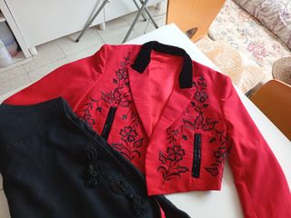 Traje corto señora rojo y negro