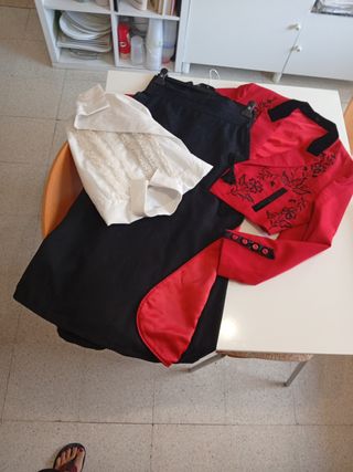 Traje corto señora rojo y negro