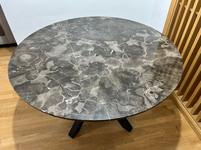 Mesa redonda de mármol