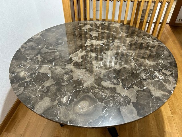 Mesa redonda de mármol