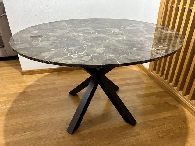 Mesa redonda de mármol