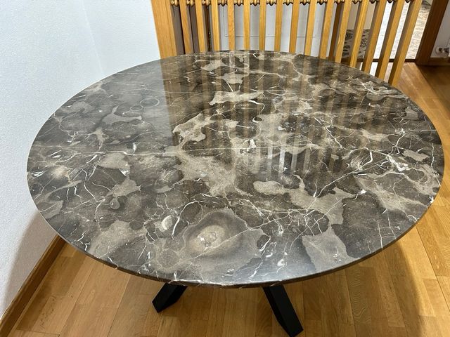 Mesa redonda de mármol