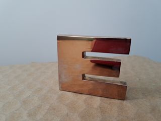 Lettera E in metallo dorato