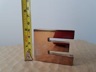 Lettera E in metallo dorato