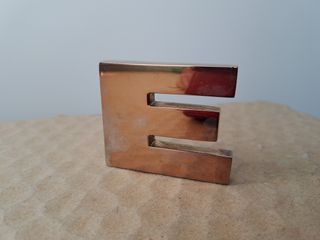 Lettera E in metallo dorato