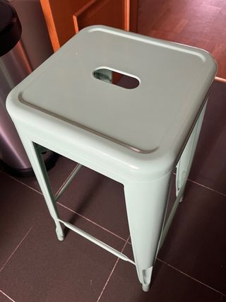 Taburete alto estilo Tolix verde
