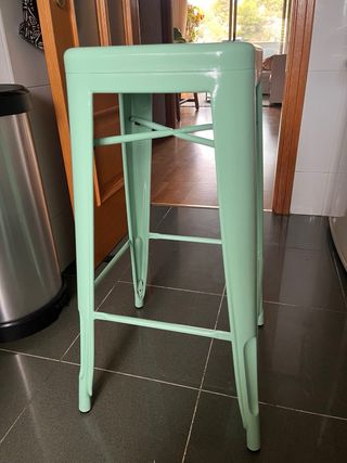Taburete alto estilo Tolix verde