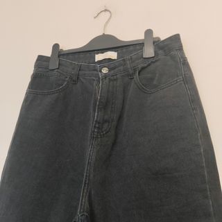 Vaqueros negros y jersey amarillo Talla L