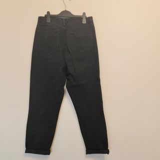 Vaqueros negros y jersey amarillo Talla L