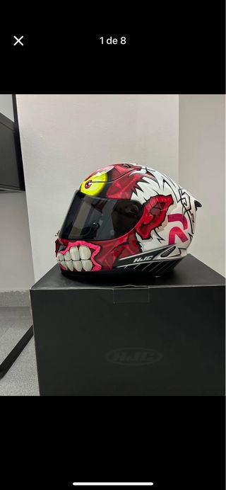 Casco de moto HJC con diseño llamativo