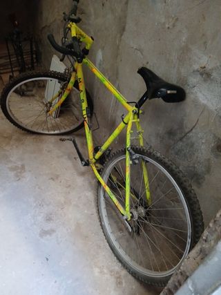Bicicleta de montaña amarilla