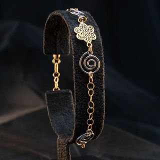 Pulsera bicolor de eslabones de flores y espirales