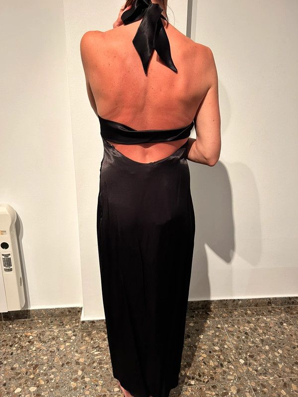 Vestido negro fiesta raso cuello halter Bershka