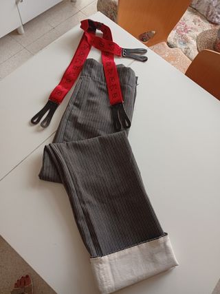 Pantalón de traje gris con tirantes rojos