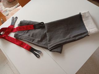 Pantalón de traje gris con tirantes rojos