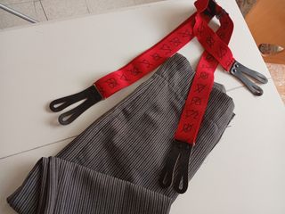 Pantalón de traje gris con tirantes rojos