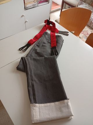 Pantalón de traje gris con tirantes rojos