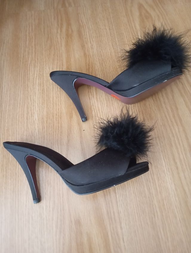 Sandalias Oysho Talla 39 con Plumas Negras