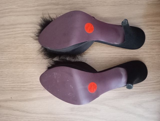 Sandalias Oysho Talla 39 con Plumas Negras