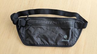 Cinturón porta documentos Deuter negro